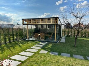 Foișor închis cu sticlă glisantă – Confort, eleganță și protecție cu sistemul GEMINI